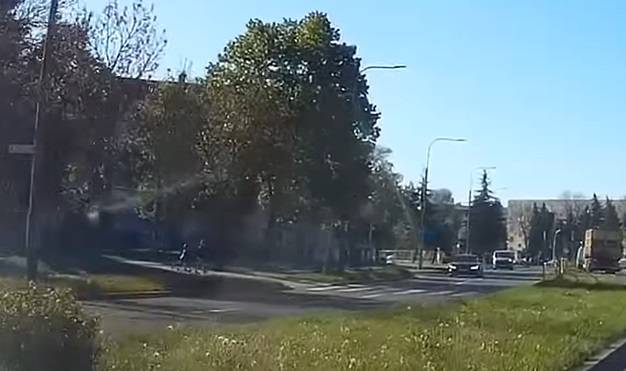 Maluch na hulajnodze i kierowca audi cudem uniknęli tragedii! Internauci krytykują rodziców dziecka [WIDEO] 