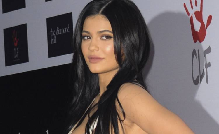 Kylie Jenner w stroju kąpielowym ze swojej nowej kolekcji. Na wideo odważnie pręży i wygina ciało