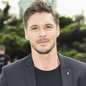 Mikołaj Roznerski w stroju księdza. Aktor szykuje się do nowego projektu