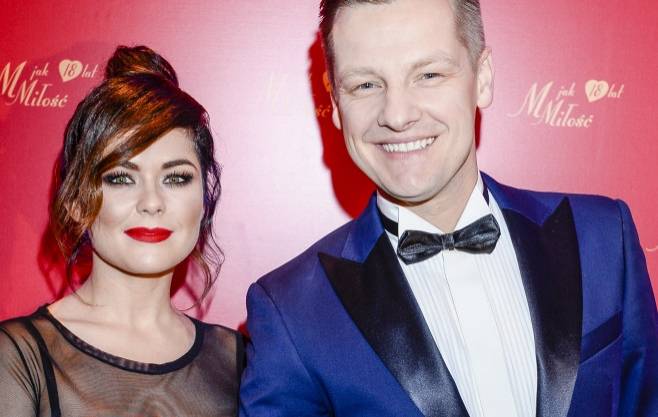 Katarzyna Cichopek wraz z serialowym mężem tańczy na planie "M jak miłość". "Świetnie Wam to wyszło" [WIDEO]