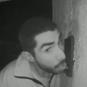 Trzy godziny lizał domofon! Poszukuje go policja! [FILM]