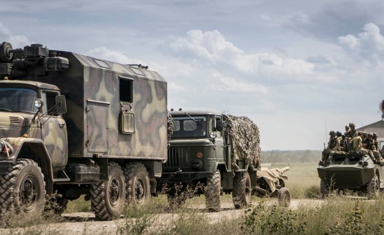 Mają udawać radość na widok armii. Rosyjskie wojska sprowadzają mieszkańców Krymu 
