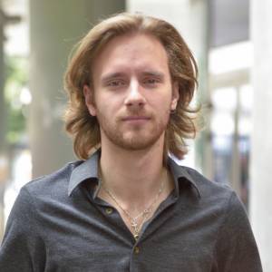 Maciej Musiał już tak nie wygląda. Pozuje bez koszulki. Fani: "mieścisz się w drzwiach z tymi barami?" [FOTO]