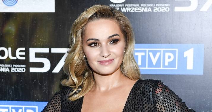 Ewelina Lisowska odsłoniła zgrabne ciało, pozując w stroju kąpielowym. Tatuaże przyciągają wzrok