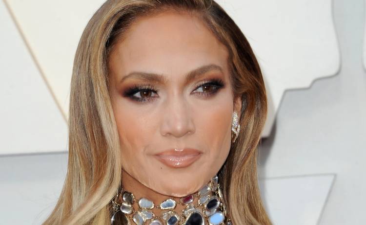 Jennifer Lopez "szasta" półnagimi kadrami. Jej "bezkresny" dekolt spędza sen z powiek [FOTO] 