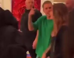Niepokojące zachowanie Justina Biebera wobec żony. Sensacyjne nagranie trafiło do sieci. Ukochana wokalisty zabiera głos                                                           