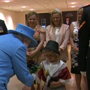 Elżbieta II otrzymała od dziecka bukiet. 6-latka została uderzona w twarz [WIDEO]