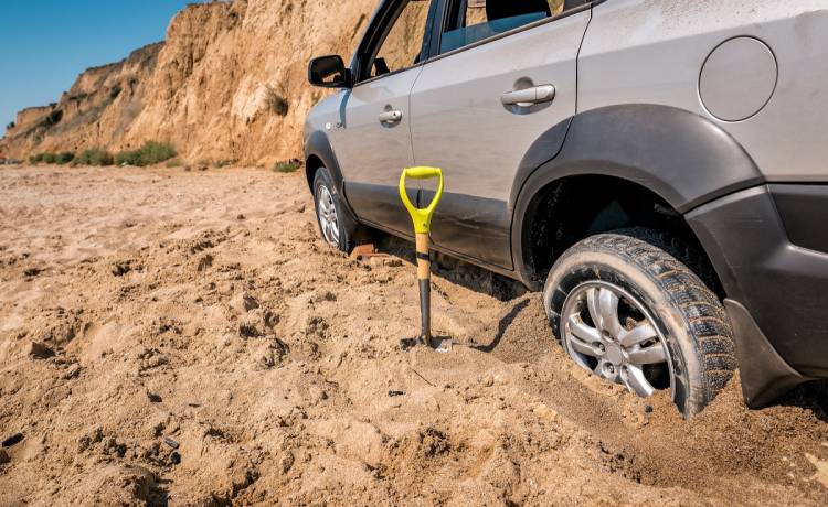 Utknęli w samochodzie, a przypływ zaczął zalewać ich pojazd. Cudem się uratowali [FOTO]