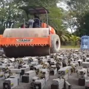 Malezja. Walec zmiażdżył ponad 1000 koparek bitcoinów o wartości 5 milionów złotych [WIDEO]