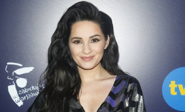 Ewelina Lisowska eksponuje zgrabną sylwetkę, pozując w kusej sukience. Rządzi jeden kolor! [ZDJĘCIE]