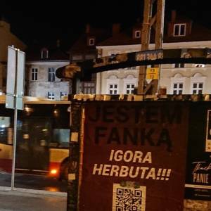 "Jestem fanką". Tajemnicze plakaty pojawiły się na ulicach. O co chodzi?