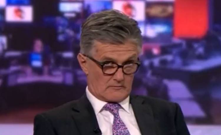 Zabawna wpadka w programie na żywo. Prezenter rozłożył nogi na stole [WIDEO]