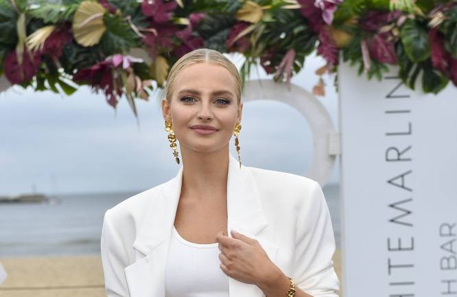 Karolina Pisarek w kontrowersyjnej stylizacji ślubnej. Internauci nie mieli litości! "Sukienka niestosowna do takiej okazji" [WIDEO]