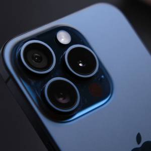 Nie, Apple nie pozwoli tego obejść. Te funkcje są dostępne tylko w Unii Europejskiej