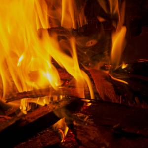 Mężczyzna tarzał się w ognisku. Ma poparzone prawie całe ciało