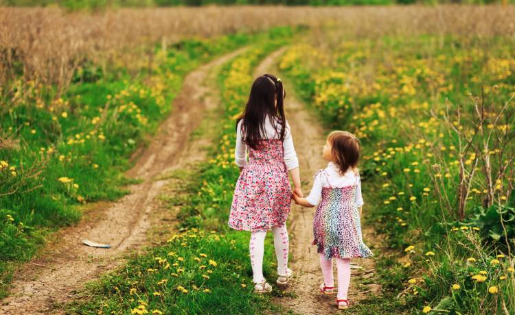 8-latka uratowała życie 2-letniej siostrze. Wszystko nagrały kamery monitoringu. Film trafił do sieci [WIDEO]