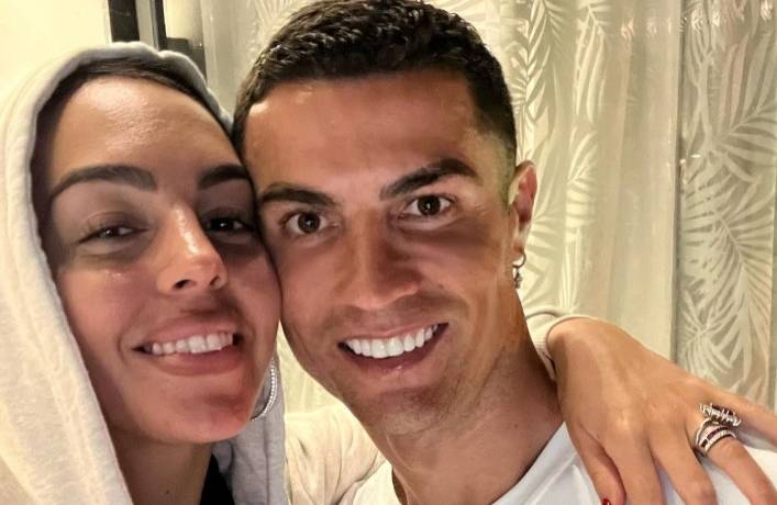 Georgina Rodriguez odsłania pośladki na jachcie. Ucina też plotki o rozstaniu z Ronaldo [FOTO]