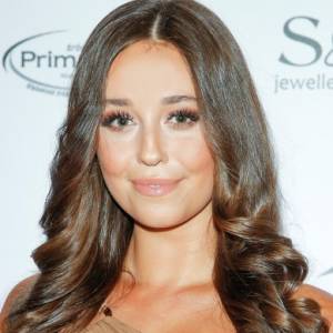 Izabella Krzan pozuje z plastikowym biustem. Fani komentują: "Mistrzostwo"