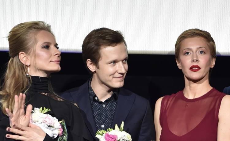 Gwiazda "Chyłki" topless. Nagie piersi zasłoniła rękoma. "Kobiecość świadoma swojej mocy"