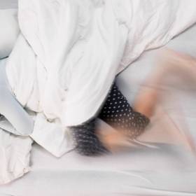 Czujesz szarpnięcie podczas zasypiania? Warto wiedzieć, co to oznacza