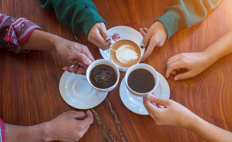 Filiżanka kawy z samego rana? To duży błąd! Naukowcy wyjaśniają