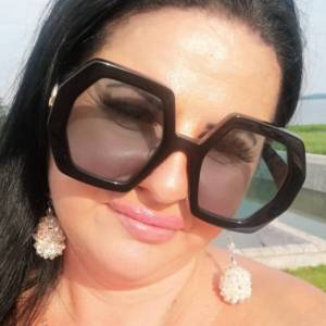 Edzia z "Królowych życia" zaskoczyła odmienionym wyglądem. "Kto zrobił pani taką krzywdę?" [FOTO]