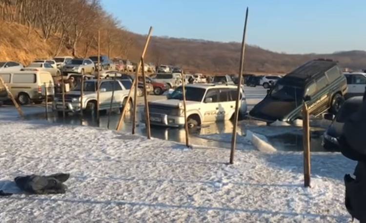 Zgubne skutki parkowania na lodzie. Kilkadziesiąt samochodów wpadło do wody [WIDEO]
