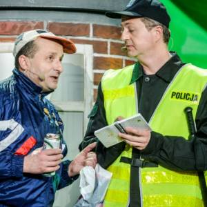 Kabaret Moralnego Niepokoju miał wypadek samochodowy. Artyści publikują zdjęcia w sieci