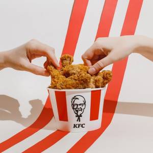 Noc przepełniona kurczakiem. Sieć restauracji KFC otwiera swój pierwszy hotel!