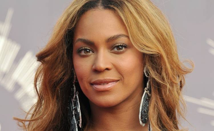 Pierwszy raz Beyoncé pokazała takie zdjęcie. Prezentuje rodziców w intymnej sytuacji [FOTO]