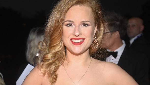 Kaja Paschalska odsłania dekolt. Gwiazda "Klanu" zachwyca na nowych zdjęciach! "Ogień"