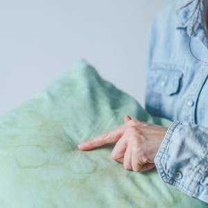 Spanie na takiej poduszce może mieć konsekwencje. Lepiej ją wyrzuć 