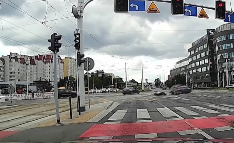 Najechał na "osobówkę" i wylądował na asfalcie. Nagranie opublikowano ku przestrodze [WIDEO]