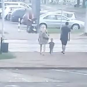 Rozpędzone auto wjechało na przejście dla pieszych na czerwonym świetle. Kobieta i 3-latek z ciężkimi obrażeniami. Opublikowano nagranie ku przestrodze [WIDEO]