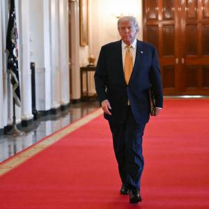 Co ze stanem zdrowia Trumpa? Na jego ręce pojawiła się dziwna plama