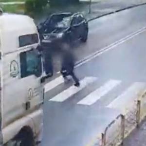 Chwile grozy na pasach. Kierowca został ukarany wysokim mandatem [WIDEO]