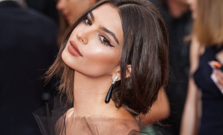 Emily Ratajkowski rozgrzała fanów publikacją z basenu. Wyrównuje opaleniznę bez stroju kąpielowego?