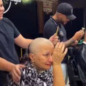 Fryzjerzy ścięli sobie włosy. To gest wsparcia dla chorej na nowotwór klientki [WIDEO]