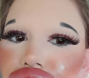 Obsesyjnie powiększa usta. Ma za sobą już 30 zabiegów [FOTO]