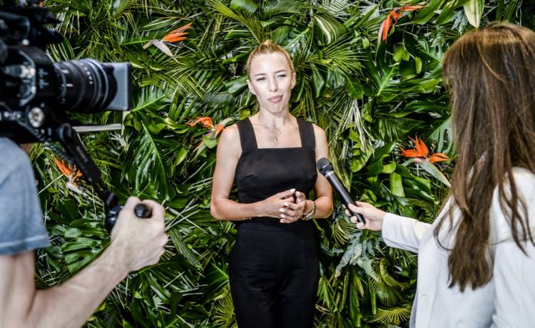 Ewa Chodakowska śpiewa rockową balladę. Minęła się z powołaniem? Jej wokal zachwycił fanów