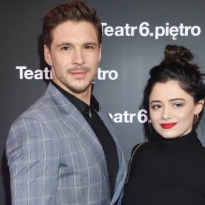 Mikołaj Roznerski pozuje z matką jego dziecka. Na zdjęciu "z rodziną" zabrakło Adriany Kalskiej 