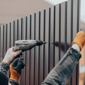 Sąsiad musi oddać pieniądze za ogrodzenie? Prawo mówi jasno