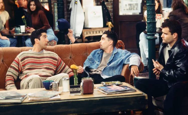 Kadr z odcinka „Przyjaciół” z udziałem Nicky'ego Katta (po środku), fot. Friends Warner Bros. Television