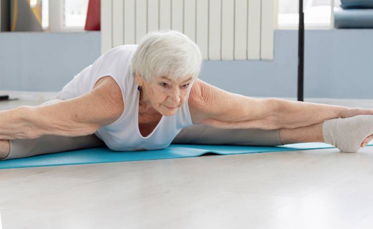 Stuletnia babcia ćwiczy z trenerem personalnym w domowej siłowni [WIDEO]