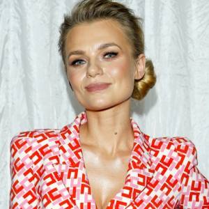 Emilia Komarnicka na dmuchanym jednorożcu. Pozuje w stroju kąpielowym. "Piękna mama"