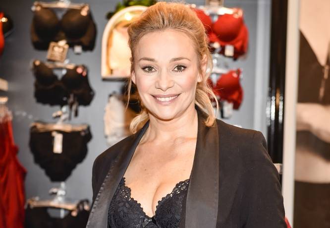 Sonia Bohosiewicz nago. Zasłoniła się tylko... psem. Odważne zdjęcie aktorki