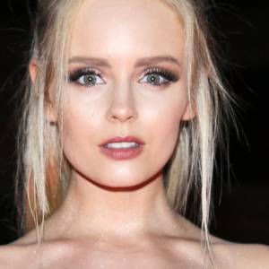 Olga Kalicka zmysłowo. Rozpięta koszula sporo odsłoniła! [ZDJĘCIA]