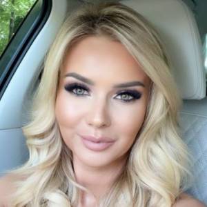 Monika Chwajoł bez skrępowania eksponuje dekolt. Gwiazda "Królowych życia" w odważnej sesji wprost z jacuzzi! "Bogini Afrodyta" [FOTO]