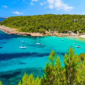 To nie Karaiby, to Europa. Na tę wyspę dotrzesz bezpośrednio z Polski