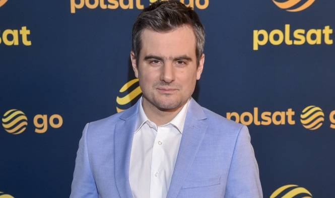 Tupecik Antoniego Pawlickiego. Zobacz, jak poradził sobie z łysiną na planie serialu! [FOTO]